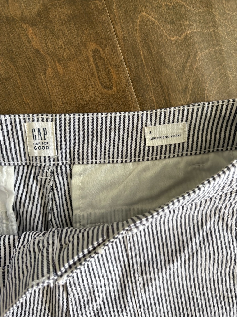 Gap white + navy striped girlfriend khaki Size 8 - Picture 3 of 5